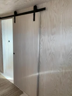 Habo Säilytyskalusteet-Liukovenkisko Retro Musta Etuasennus