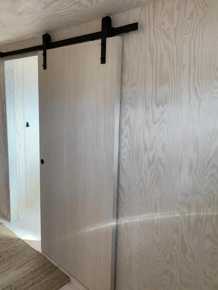 Habo Säilytyskalusteet-Liukovenkisko Retro Musta Etuasennus