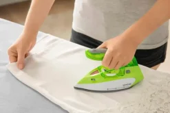 Sencor Silitysraudat Ja Vaatehöyrystimet-Matkasilitysrauta Kulkee Helposti Ja Vaivatta Mukana. 1.100W Ja Keraaminen Pohjalevy Takaavat Hyva Silitystuloksen. Pitka 1,9M Johto, Drip-Stop Ja Pysty Hyory -Toiminnot.